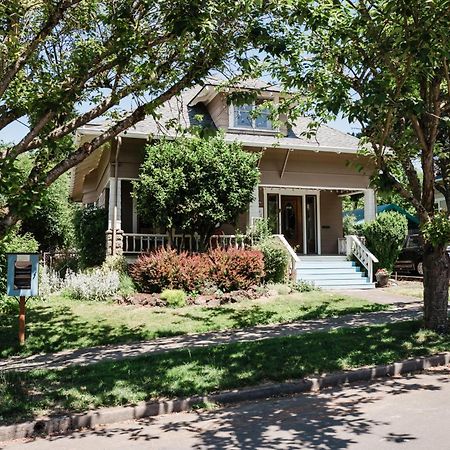 Southeast Portland Comfy & Eclectic Craftsman Home エクステリア 写真