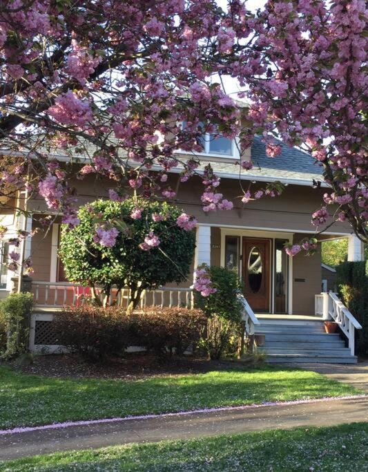 Southeast Portland Comfy & Eclectic Craftsman Home エクステリア 写真