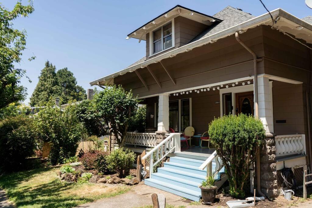 Southeast Portland Comfy & Eclectic Craftsman Home エクステリア 写真
