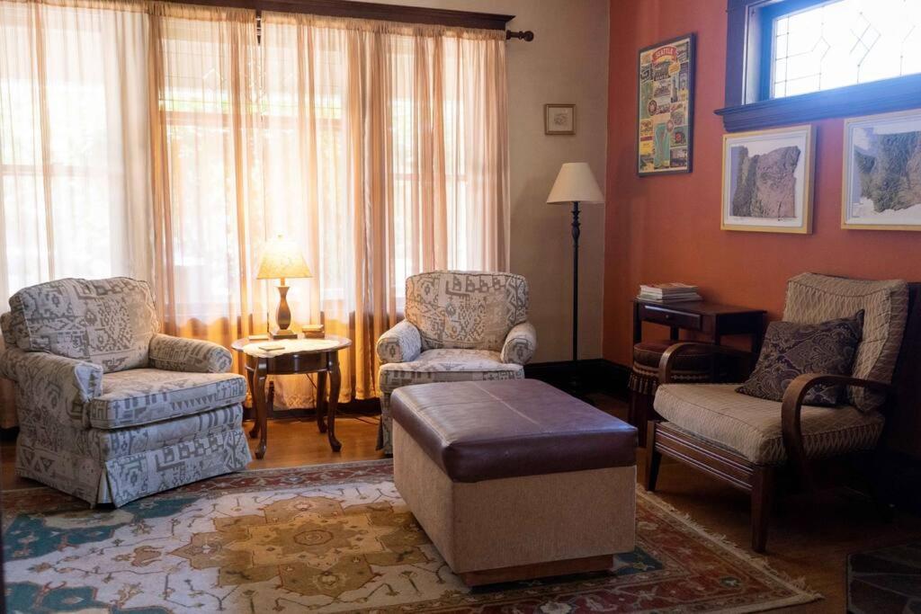 Southeast Portland Comfy & Eclectic Craftsman Home エクステリア 写真