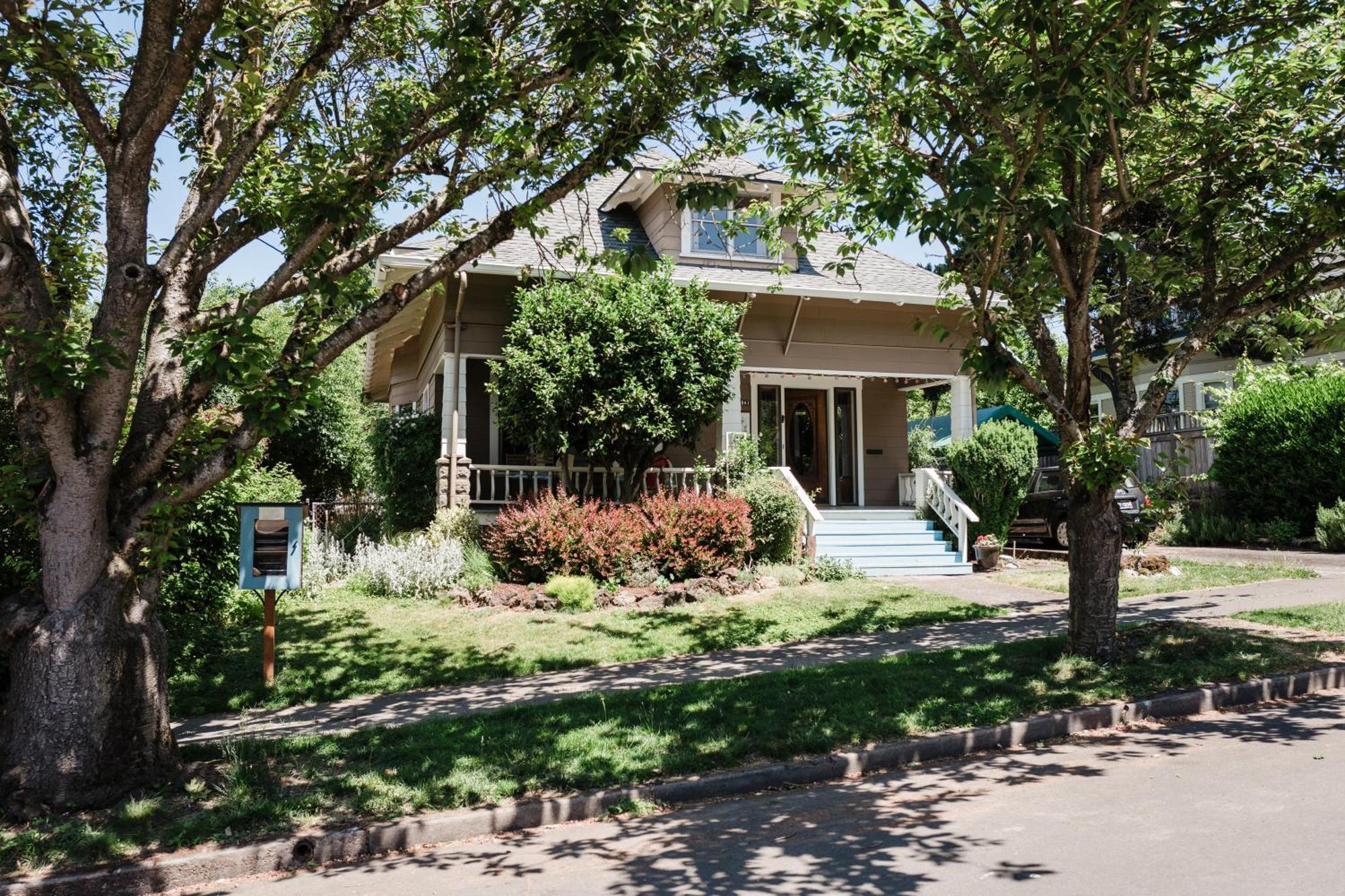 Southeast Portland Comfy & Eclectic Craftsman Home エクステリア 写真