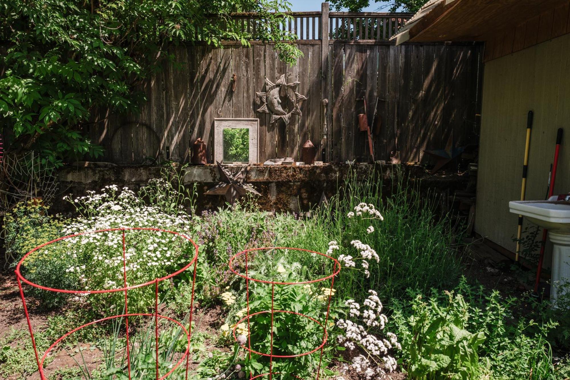 Southeast Portland Comfy & Eclectic Craftsman Home エクステリア 写真