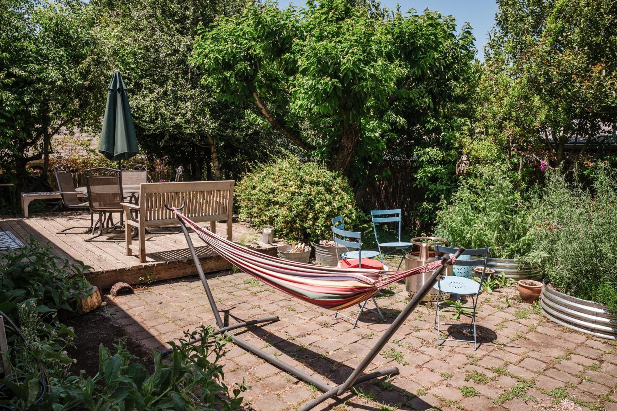 Southeast Portland Comfy & Eclectic Craftsman Home エクステリア 写真