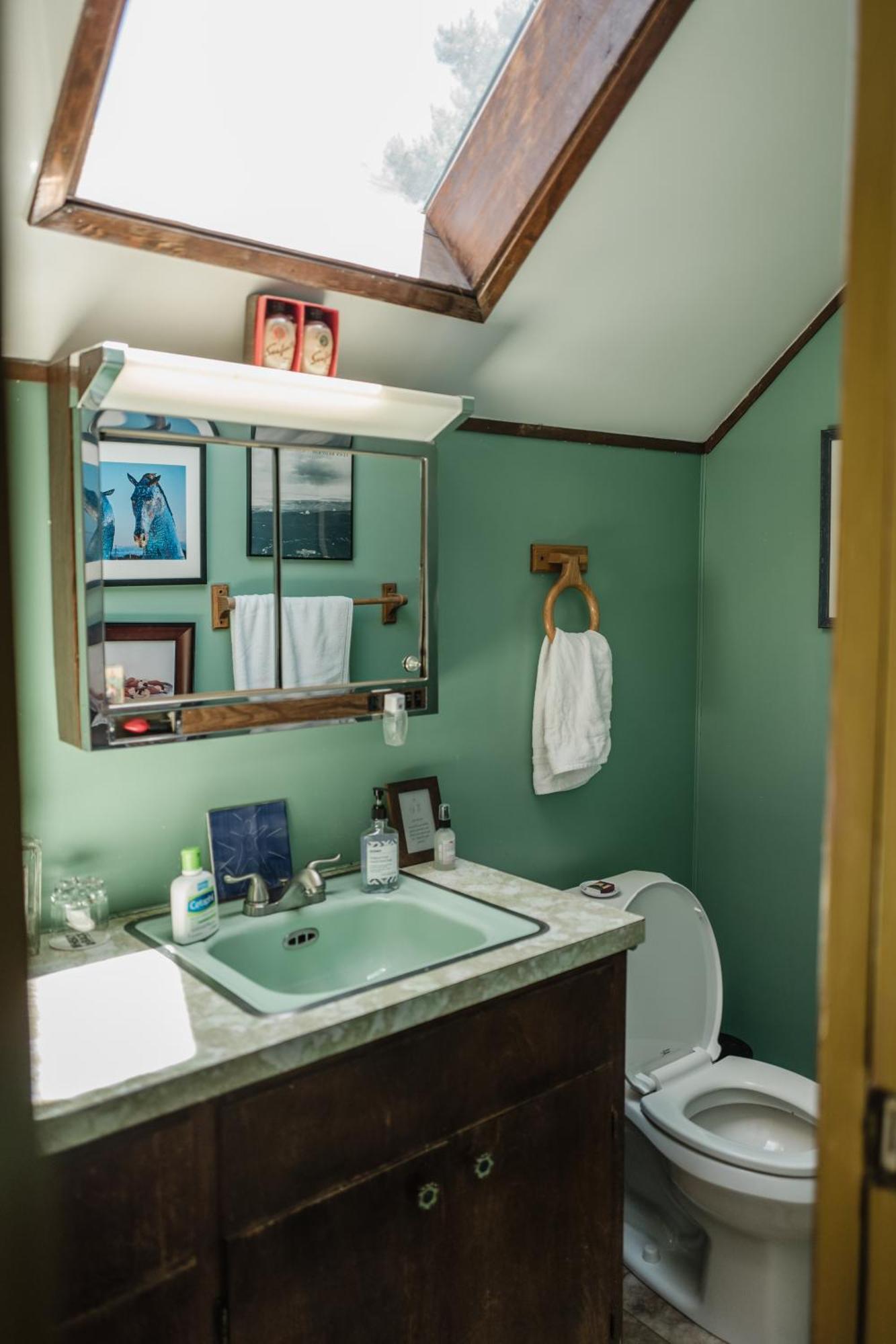 Southeast Portland Comfy & Eclectic Craftsman Home エクステリア 写真