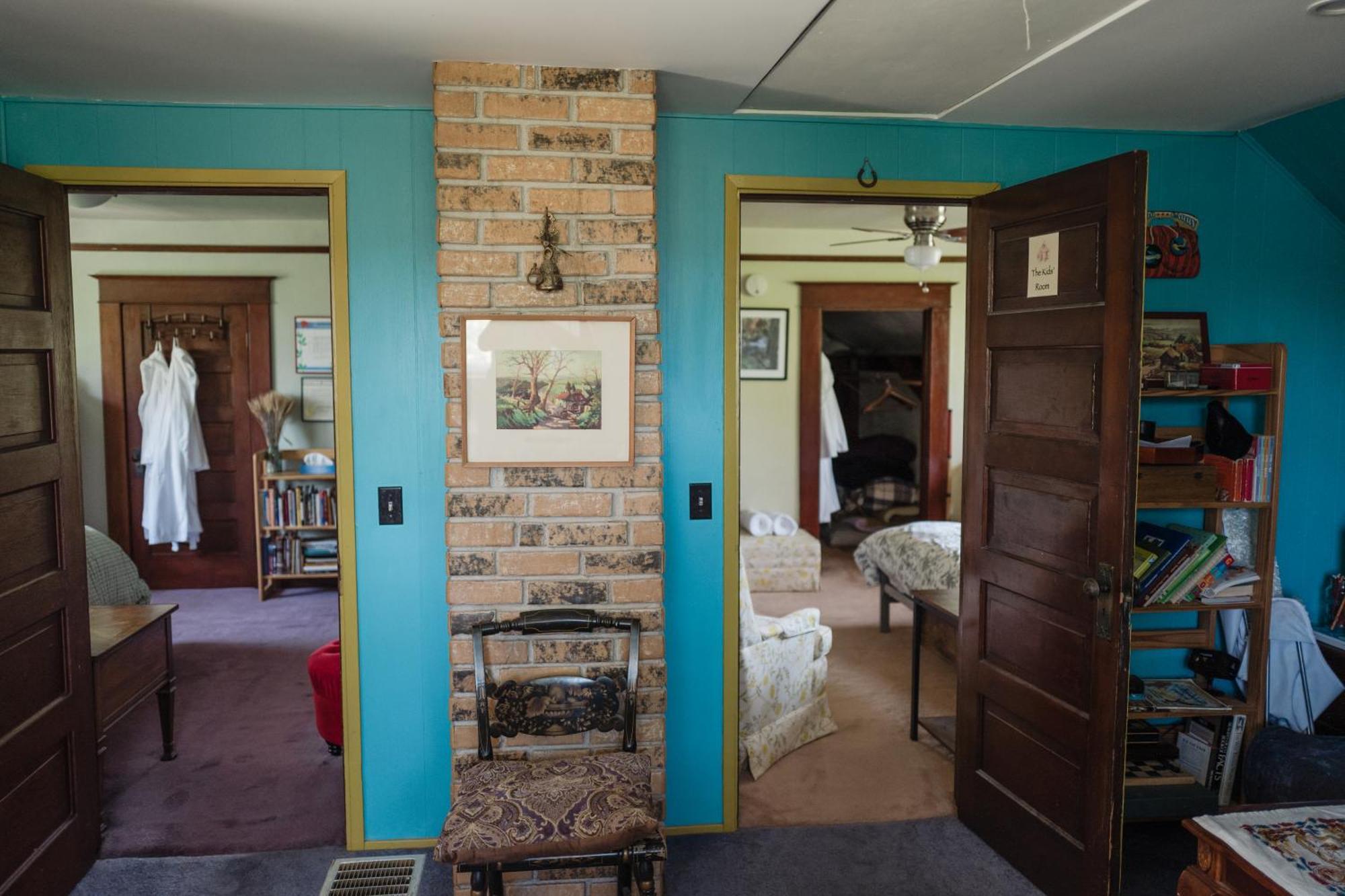 Southeast Portland Comfy & Eclectic Craftsman Home エクステリア 写真