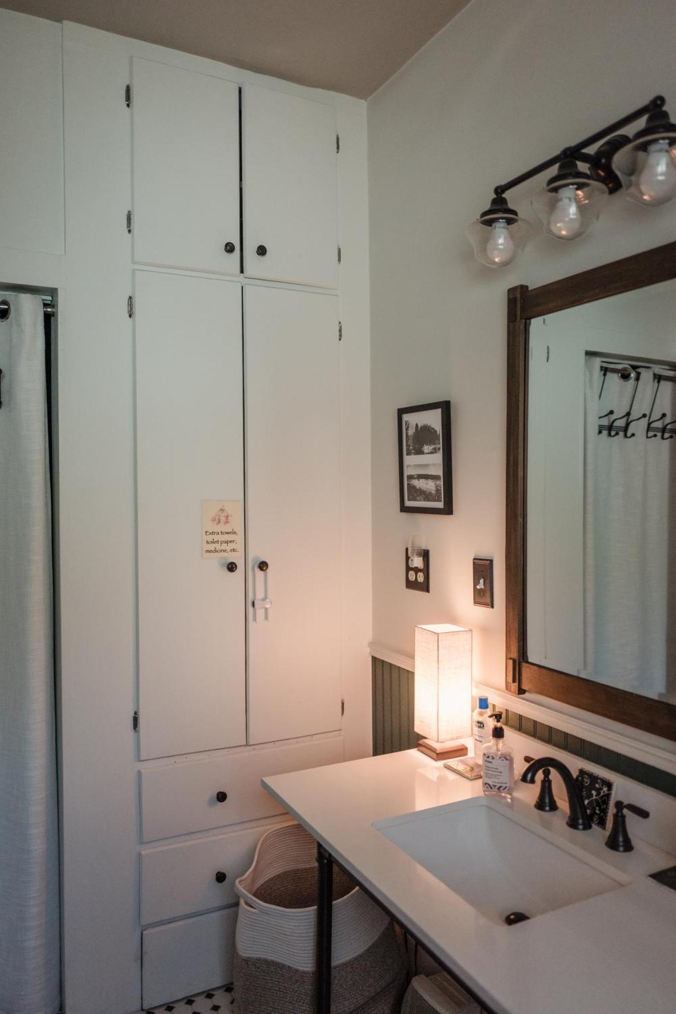Southeast Portland Comfy & Eclectic Craftsman Home エクステリア 写真