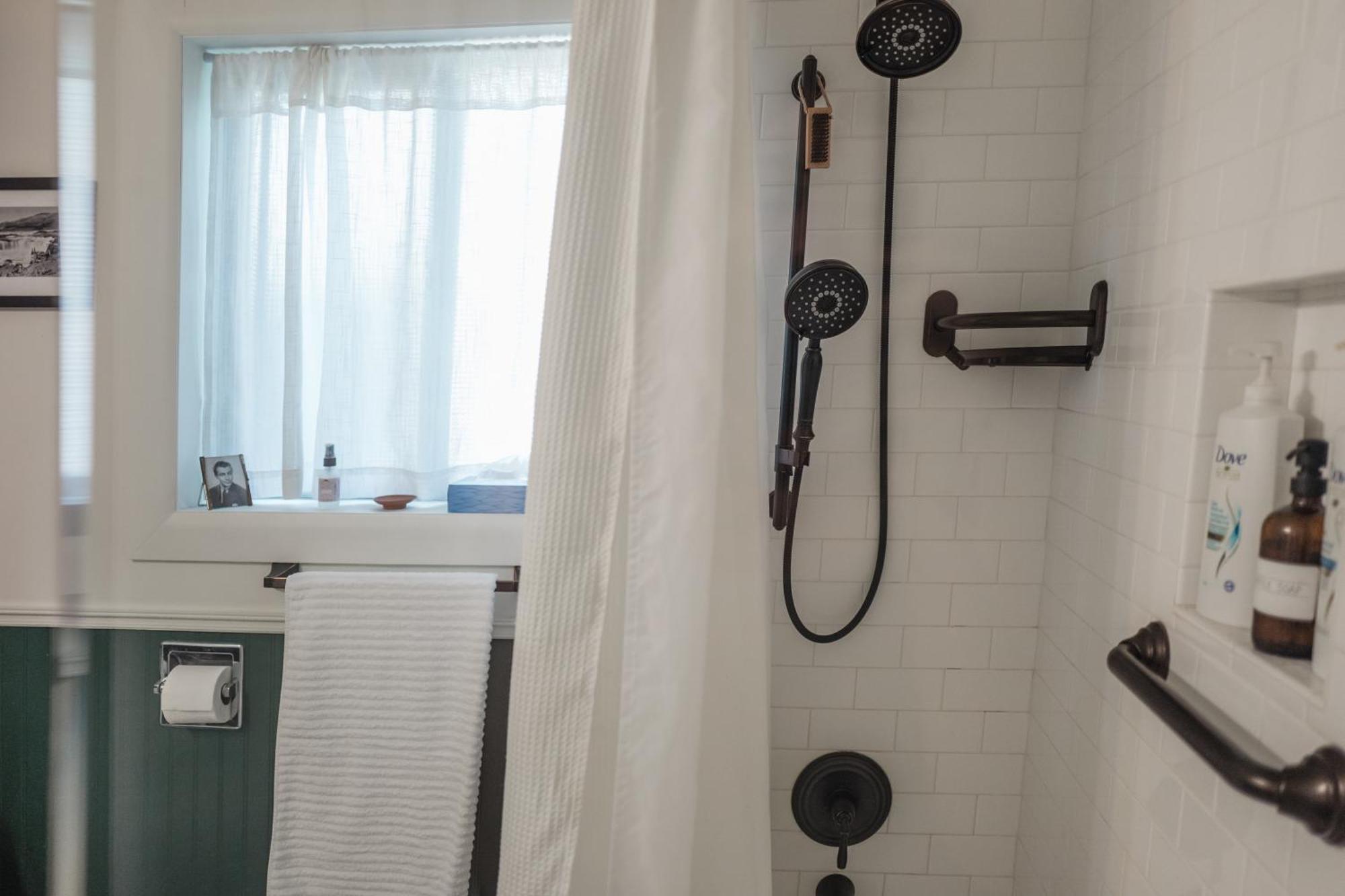 Southeast Portland Comfy & Eclectic Craftsman Home エクステリア 写真