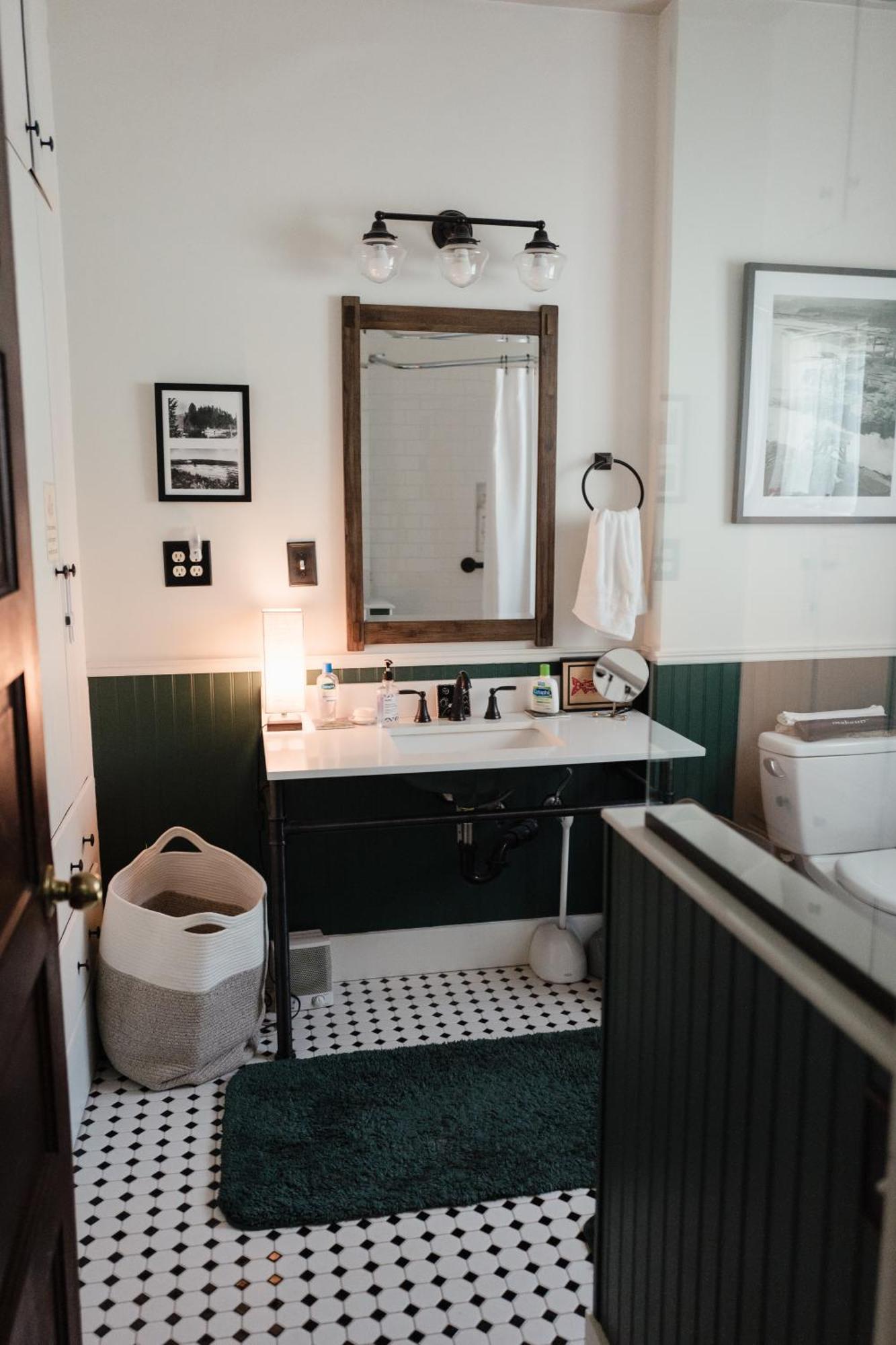 Southeast Portland Comfy & Eclectic Craftsman Home エクステリア 写真