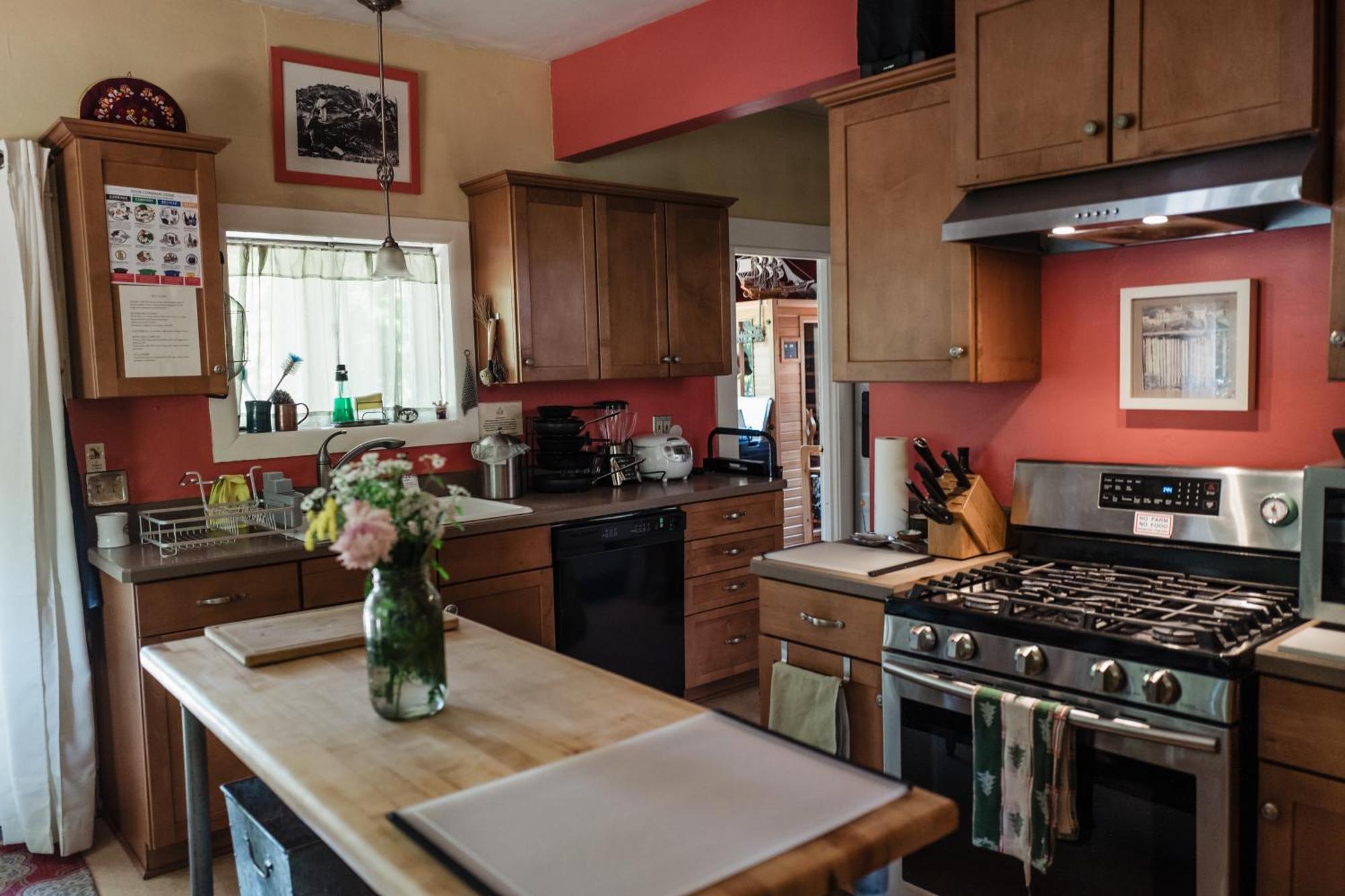 Southeast Portland Comfy & Eclectic Craftsman Home エクステリア 写真