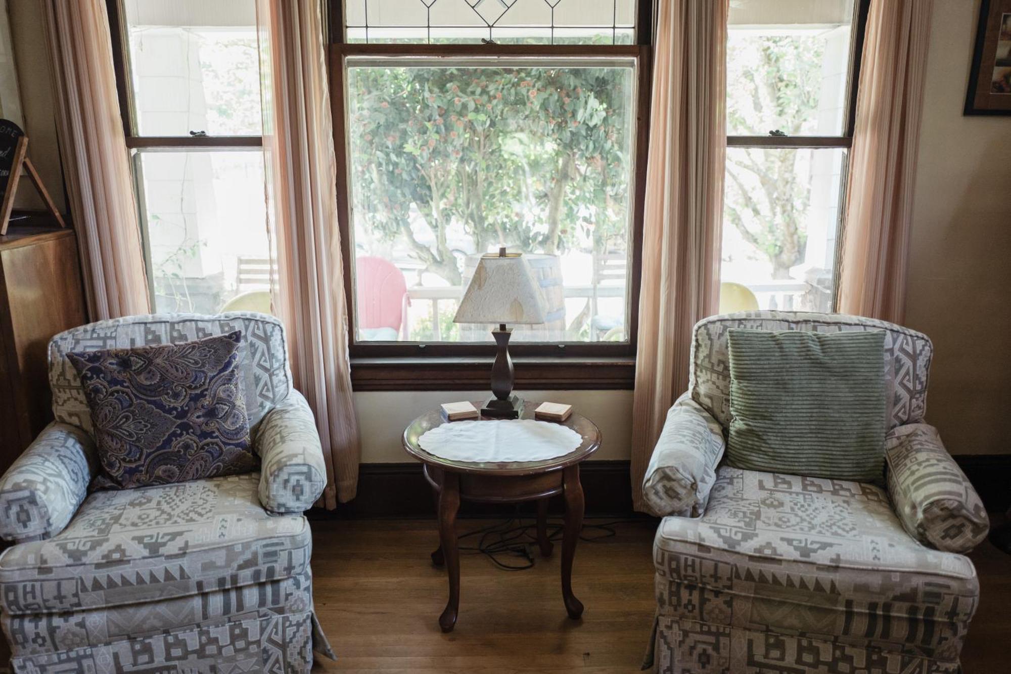Southeast Portland Comfy & Eclectic Craftsman Home エクステリア 写真