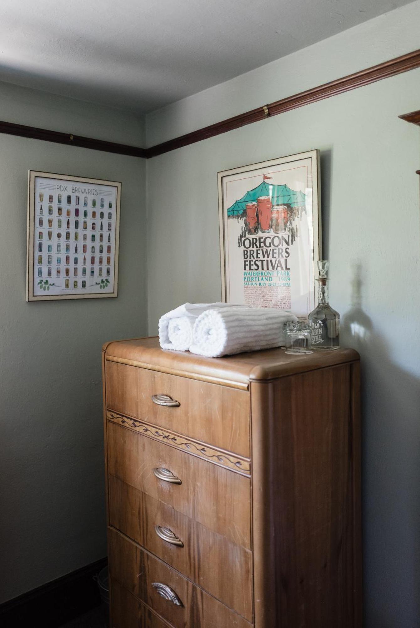 Southeast Portland Comfy & Eclectic Craftsman Home エクステリア 写真