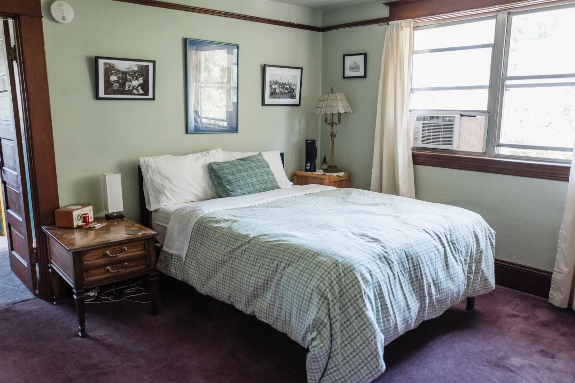 Southeast Portland Comfy & Eclectic Craftsman Home エクステリア 写真